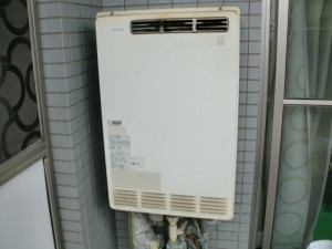 熱田区　村田様邸　施工前給湯器-300x225[1]